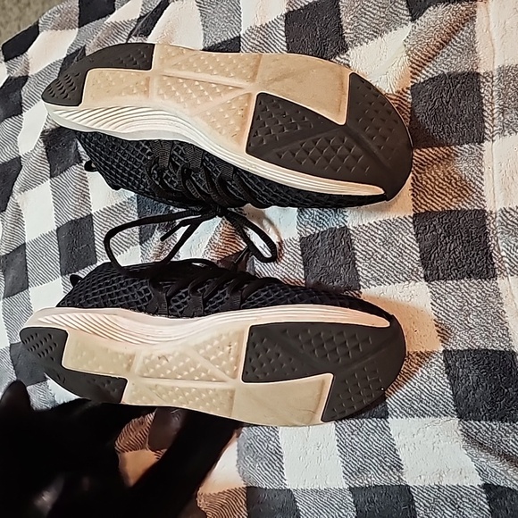 Black light weight, soft foam, puma shoes. Size 10 - Picture 5 of 5